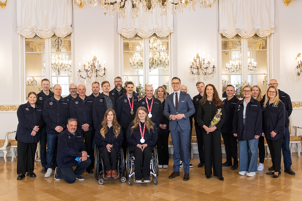 Milano-Cortinan talviparalympiajoukkue yhteiskuvassa Presidentinlinnan peilisalissa tasavallan presidentti Alexander Stubbin ja rouva Suzanne Innes-Stubbin kanssa.